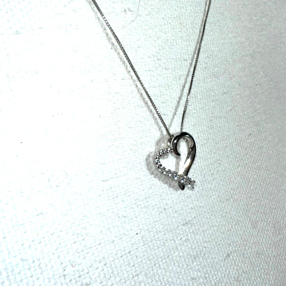 RL - Sterling Silver and CZ Heart pendent on silver chain - Picture 2 of 7